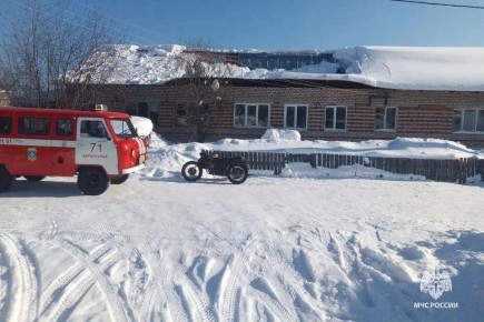 В Верхотурском районе под тяжестью снега рухнула крыша в жилом доме