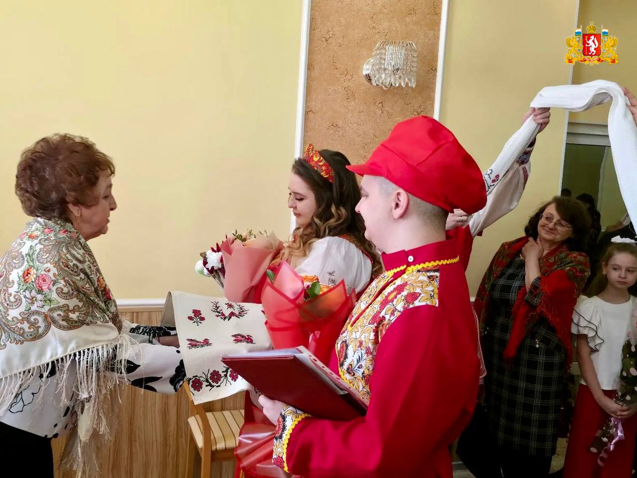 Молодожены в Серове сыграли свадьбу в русском народном стиле Молодожены в Серове сыграли свадьбу в русском народном стиле