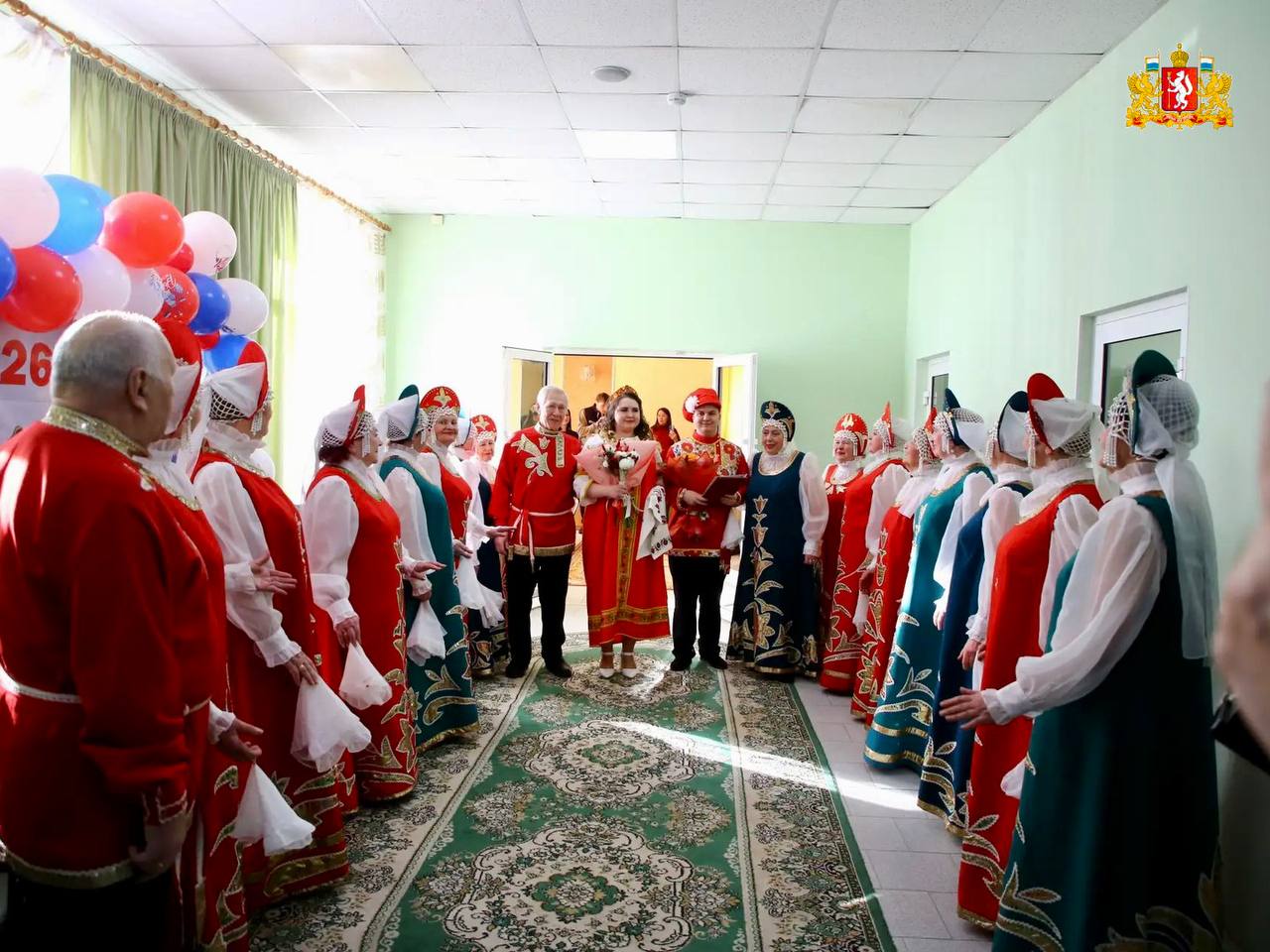 Молодожены в Серове сыграли свадьбу в русском народном стиле Молодожены в Серове сыграли свадьбу в русском народном стиле