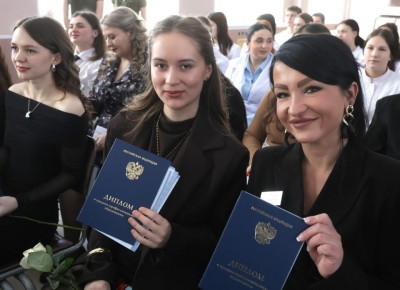 В Нижнетагильском филиале Свердловского областного медицинского колледжа (СОМК) прошла церемония вручения дипломов выпускникам 2026 года по специальности «Акушерское дело»