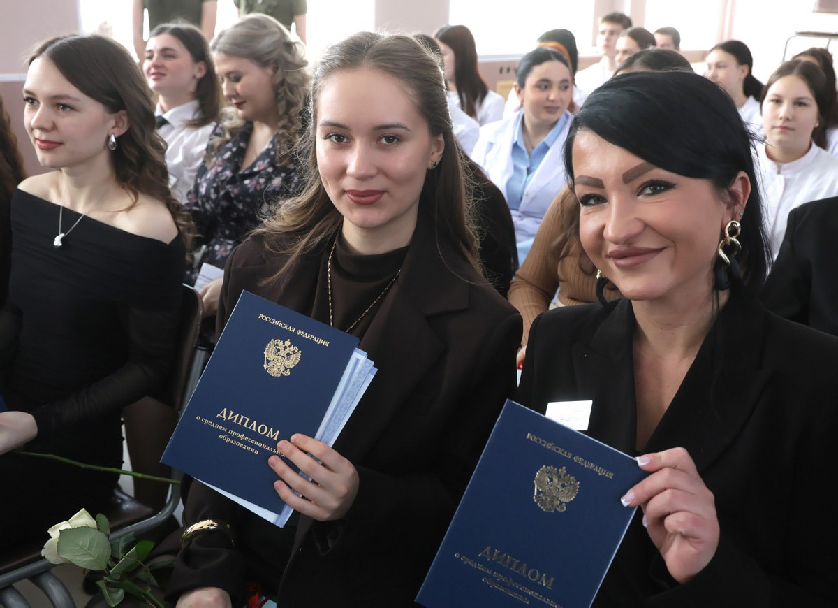 В Нижнетагильском филиале Свердловского областного медицинского колледжа (СОМК) прошла церемония вручения дипломов выпускникам 2026 года по специальности «Акушерское дело»