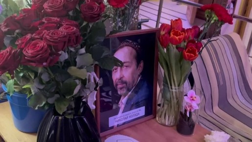 Жители Екатеринбурга приносят цветы в Коляда-театр после сообщения о смерти драматурга и основателя театра Николая Коляды, сообщает корреспондент «Ъ-Урал»