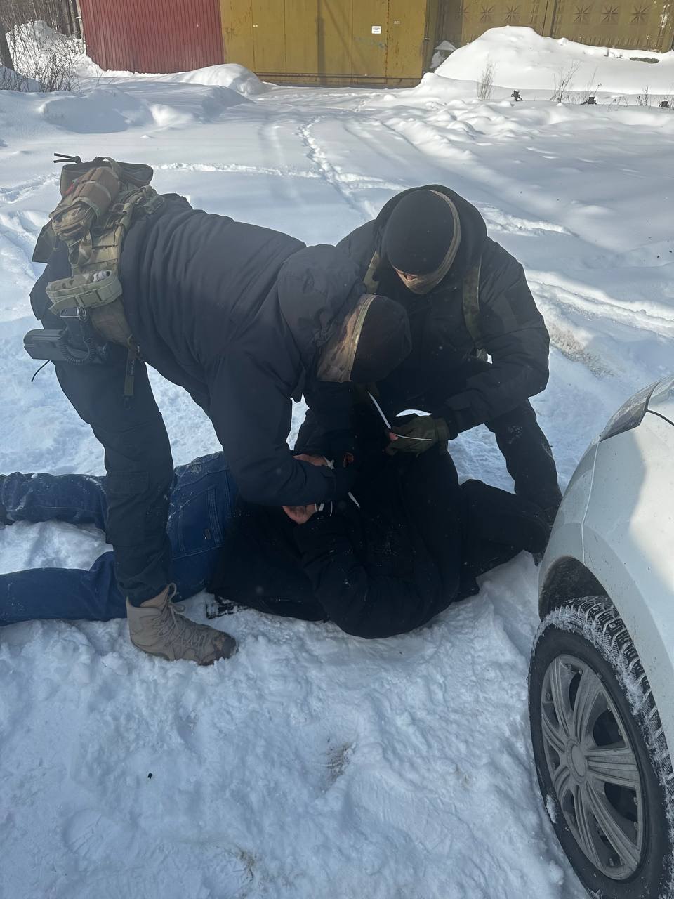 Двое екатеринбуржцев угоняли машины, занесенные снегом, и продавали их Двое екатеринбуржцев угоняли машины, занесенные снегом, и продавали их