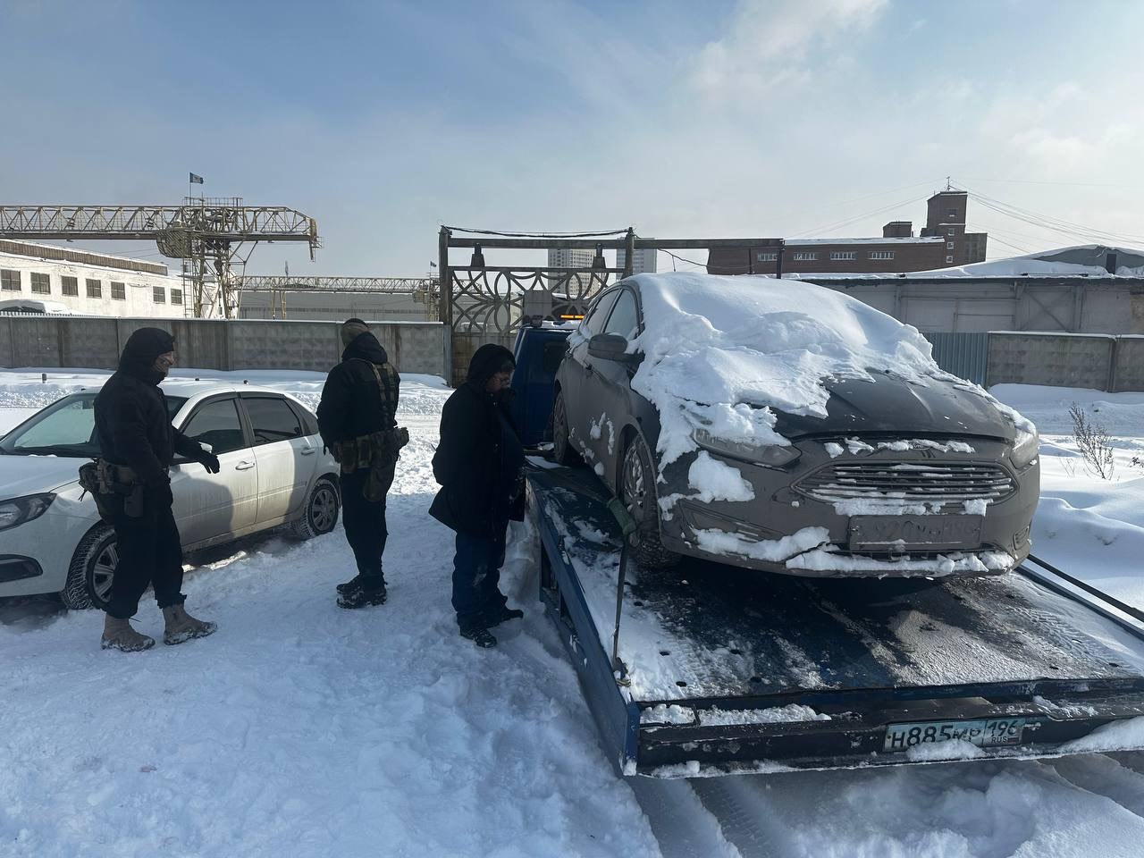 Двое екатеринбуржцев угоняли машины, занесенные снегом, и продавали их Двое екатеринбуржцев угоняли машины, занесенные снегом, и продавали их