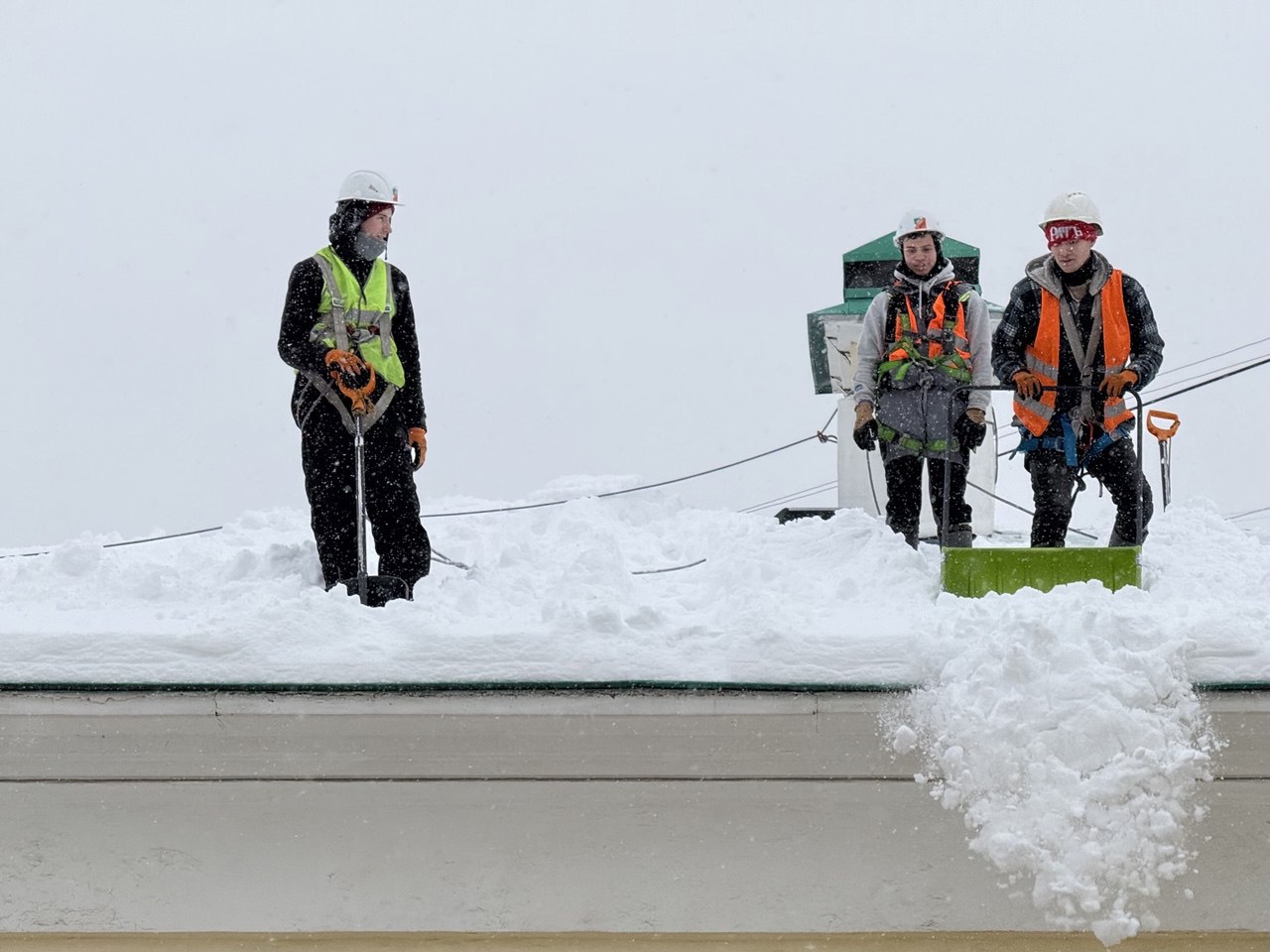 Жители многоквартирных домов могут пожаловаться на неубранный снег через приложение «Госуслуги Дом»