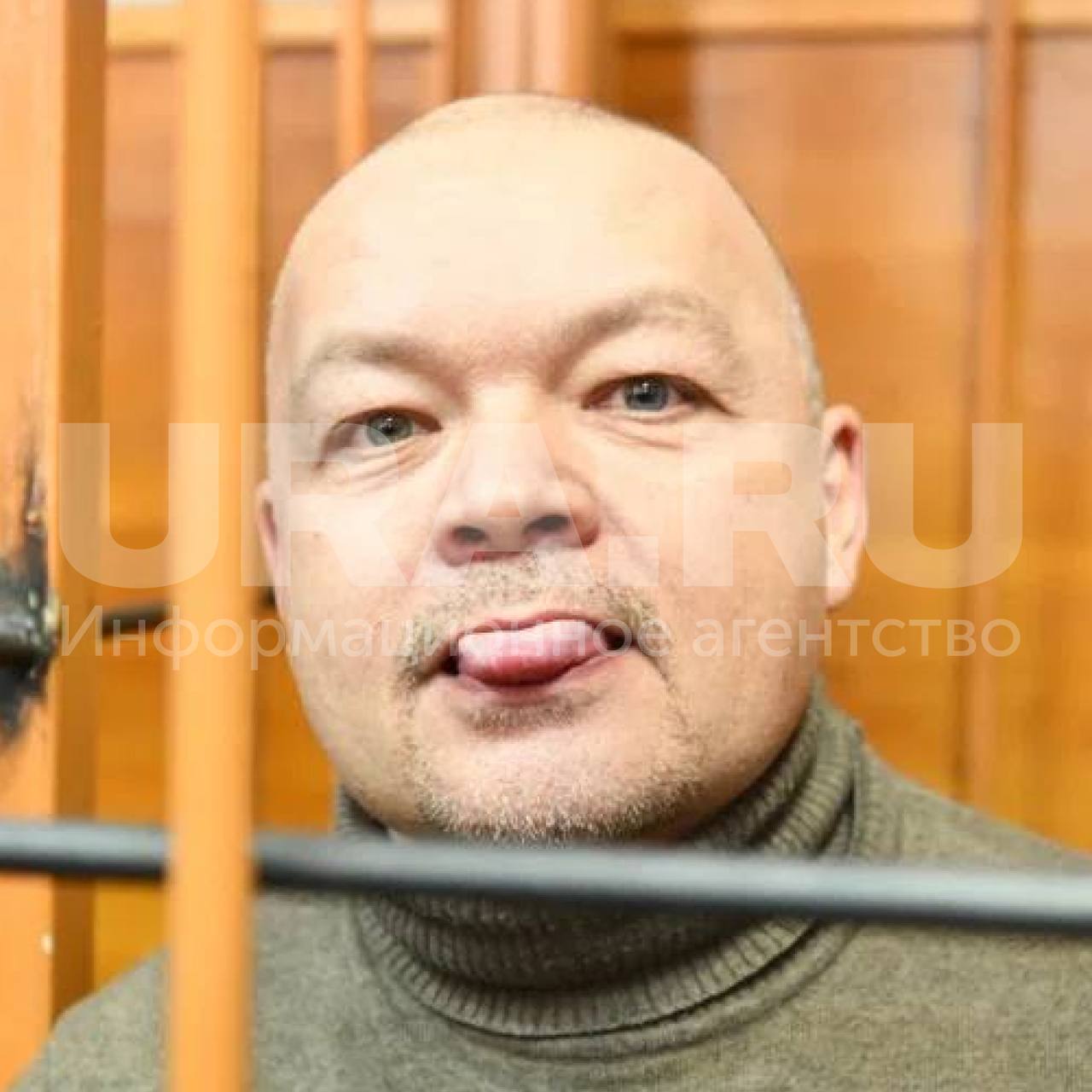 «Попозировать тебе?» Бывший депутат свердловского заксобрания Павел Мякишев кривлялся во время оглашения приговора