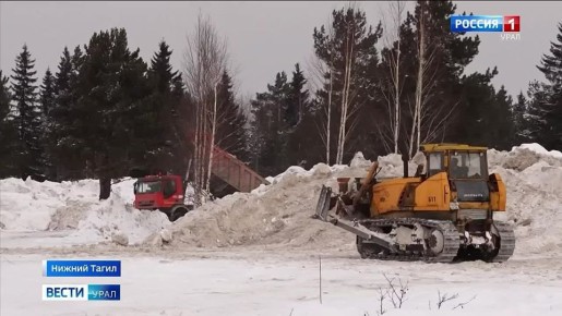 На огромные горы из снега жалуются жители поселка Северного в Нижнем Тагиле - в проблеме уже разбирается прокуратура