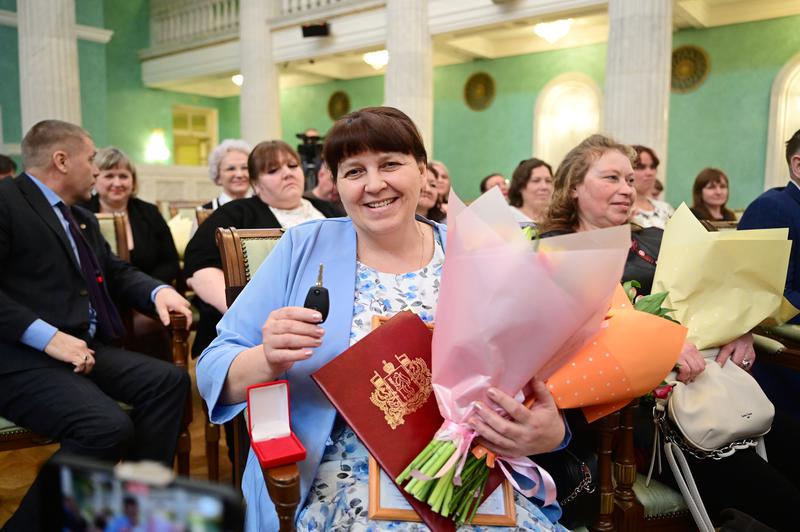 Губернатор Свердловской области Денис Паслер вручил награды передовикам отрасли молочного животноводства Среднего Урала Губернатор Свердловской области Денис Паслер вручил награды передовикам отрасли молочного животноводства Среднего Урала