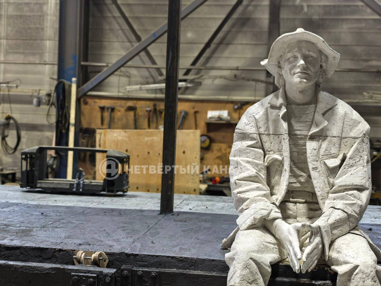 Работа над памятником режиссёру Алексею Балабанову идёт полным ходом: показываем, как скульптуру создают в мастерской