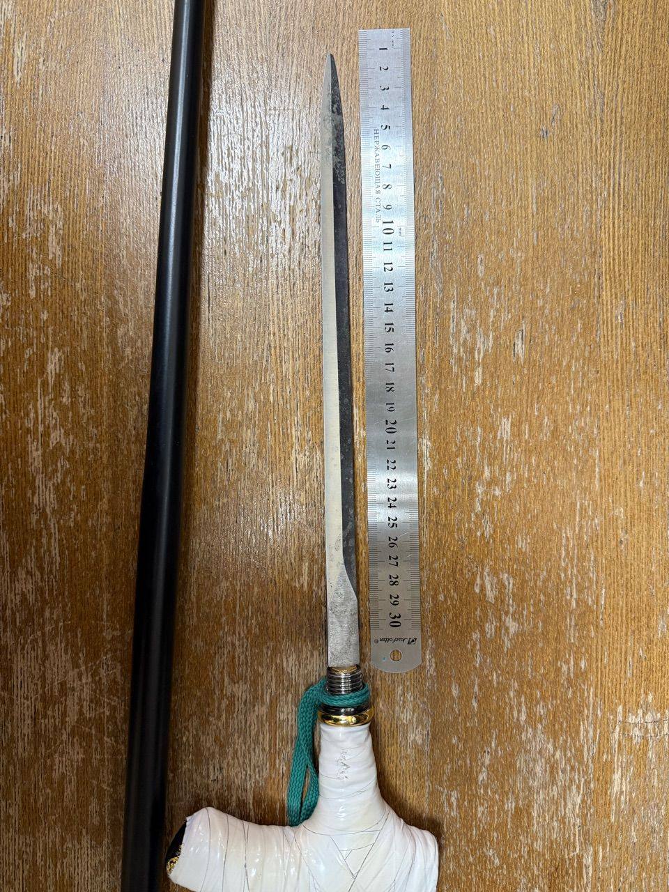 Екатеринбурженка попыталась пронесли на судебное заседание клинок в трости