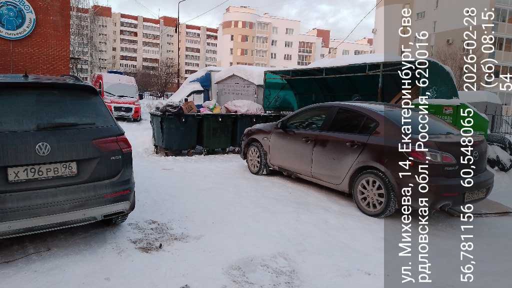 Вот так паркуются автовладельцы в некоторых дворах Екатеринбурга Вот так паркуются автовладельцы в некоторых дворах Екатеринбурга