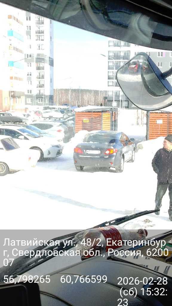 Вот так паркуются автовладельцы в некоторых дворах Екатеринбурга Вот так паркуются автовладельцы в некоторых дворах Екатеринбурга