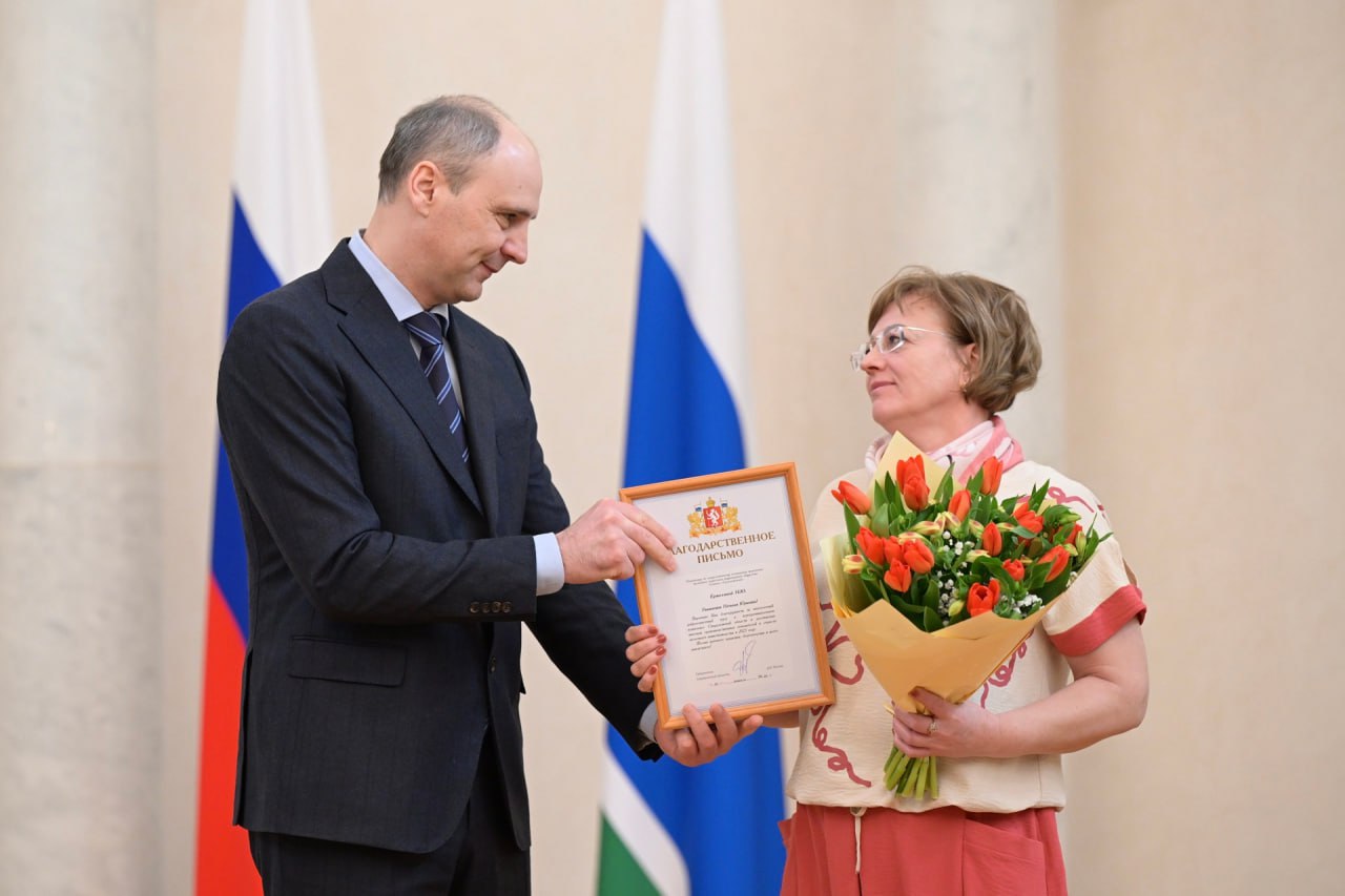 Денис Паслер вручил награды лучшим работникам отрасли молочного животноводства Свердловской области Денис Паслер вручил награды лучшим работникам отрасли молочного животноводства Свердловской области