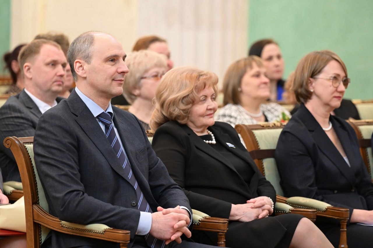 Денис Паслер вручил награды лучшим работникам отрасли молочного животноводства Свердловской области Денис Паслер вручил награды лучшим работникам отрасли молочного животноводства Свердловской области