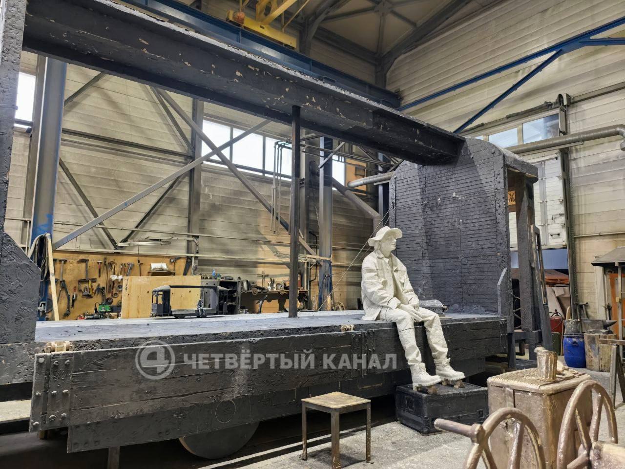 Работа над памятником режиссёру Алексею Балабанову идёт полным ходом: показываем, как скульптуру создают в мастерской Работа над памятником режиссёру Алексею Балабанову идёт полным ходом: показываем, как скульптуру создают в мастерской