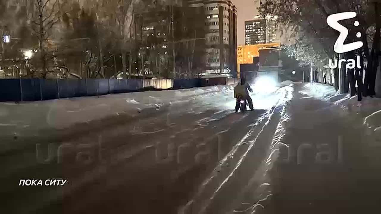 Екатеринбуржцам приходится самим обслуживать бесхозную дорогу к ЖК — снег на ней чистят мамы с колясками