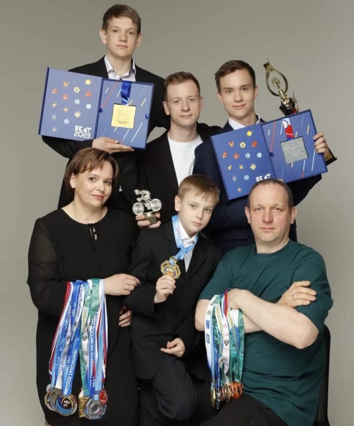 Девять Я – одна семья: супруги Сударевы из Екатеринбурга воспитывают семерых сыновей