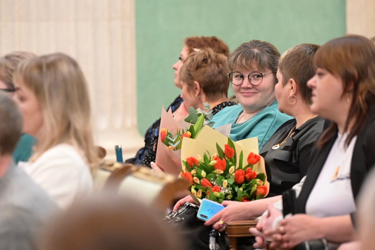 Денис Паслер вручил награды лучшим работникам отрасли молочного животноводства Свердловской области Денис Паслер вручил награды лучшим работникам отрасли молочного животноводства Свердловской области