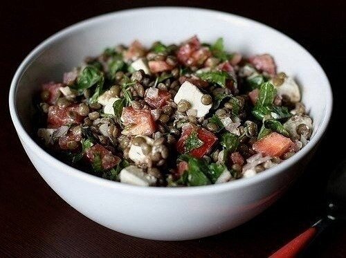 Нежный белковый салат с чечевицей: простота и польза на тарелке