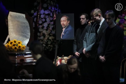 С букетом подсолнухов в театр на прощание с Николаем Колядой пришел министр культуры Свердловской области Илья Марков