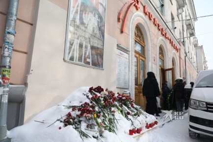 Многие не сдерживают слез, несут цветы