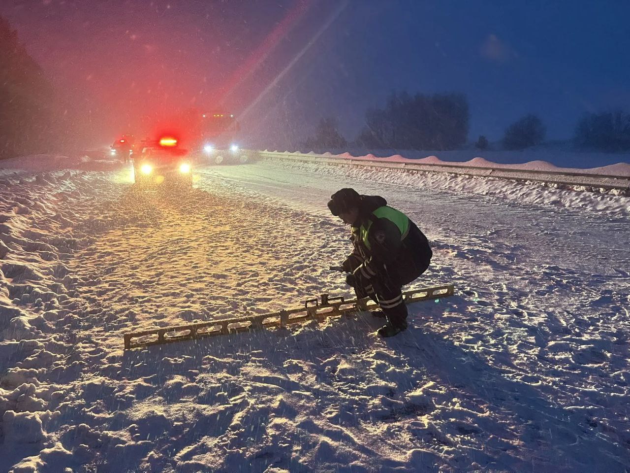 Обстоятельства смертельного ДТП на трассе "Екатеринбург – Тюмень" выясняют автоинспекторы Обстоятельства смертельного ДТП на трассе "Екатеринбург – Тюмень" выясняют автоинспекторы