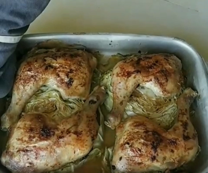 Восторг на тарелке: куриные окорочка на молоденькой капусте