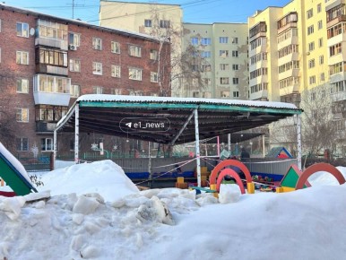 Крыша веранды обрушилась в детском саду №140 на улице Шефской в Екатеринбурге