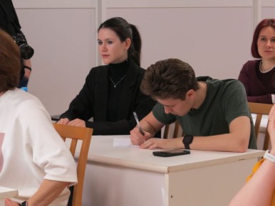 В библиотечном центре «Екатеринбург» поклонники Уральского рока проверили грамотность по текстам песен «Наутилуса» и стихам Ильи Кормильцева