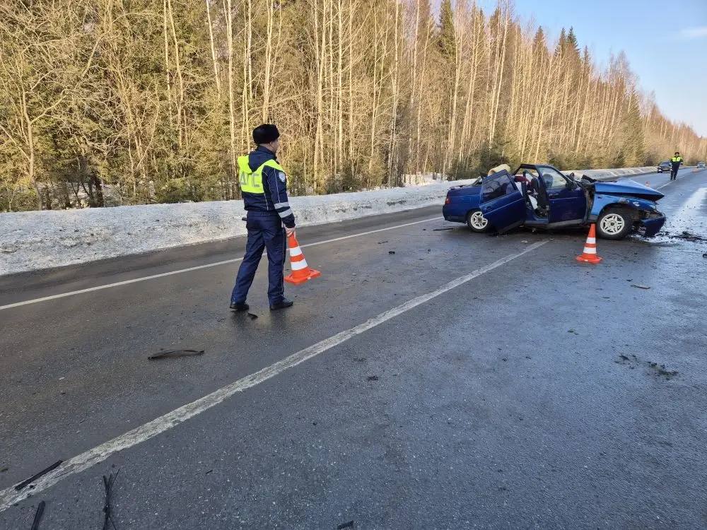 Сотрудники Госавтоинспекции устанавливают обстоятельства смертельного ДТП под Кушвой Сотрудники Госавтоинспекции устанавливают обстоятельства смертельного ДТП под Кушвой