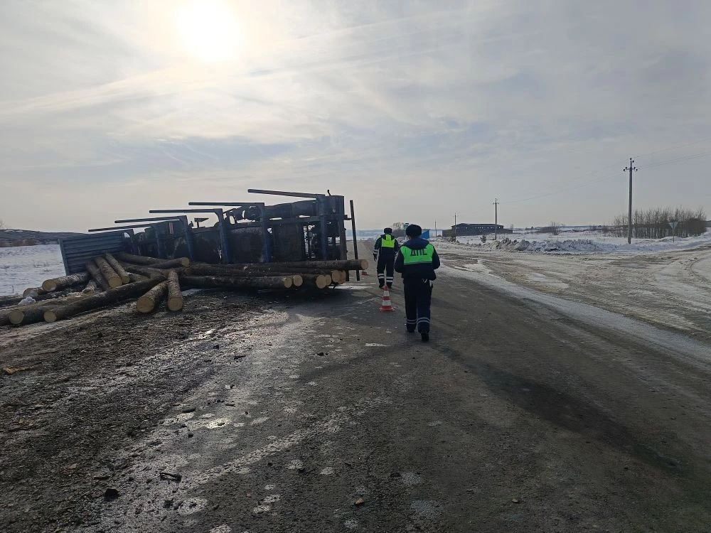 Сотрудники Госавтоинспекции выясняют обстоятельства опрокидывания лесовоза в Туринском районе Сотрудники Госавтоинспекции выясняют обстоятельства опрокидывания лесовоза в Туринском районе