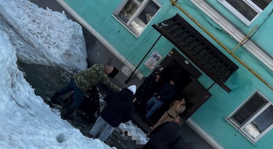 В Нижней Туре на двух женщин с коляской рухнула глыба снега с крыши пятиэтажки