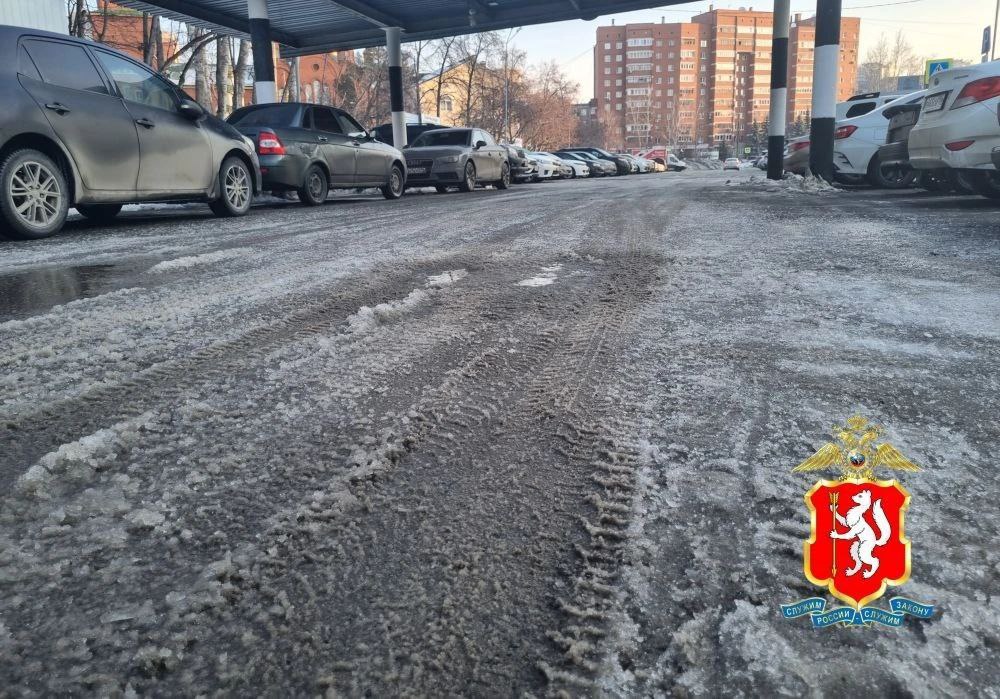 Сотрудники ГАИ предупреждают: сегодня дороги в Екатеринбурге покрыты льдом