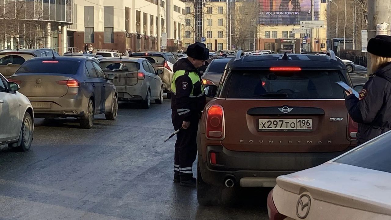 Более 150 должников оплатили штрафы на месте в первый час операции «Должник» в Свердловской области Более 150 должников оплатили штрафы на месте в первый час операции «Должник» в Свердловской области