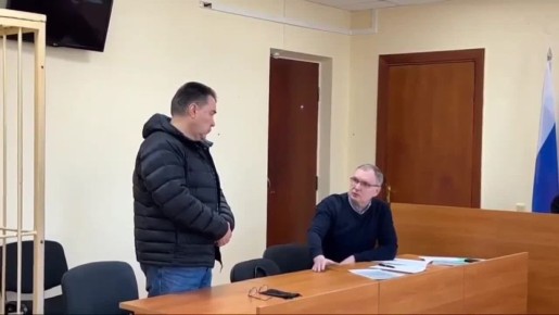 В Ревде суд отпустил директора УК после падения льда на двух женщин и младенца