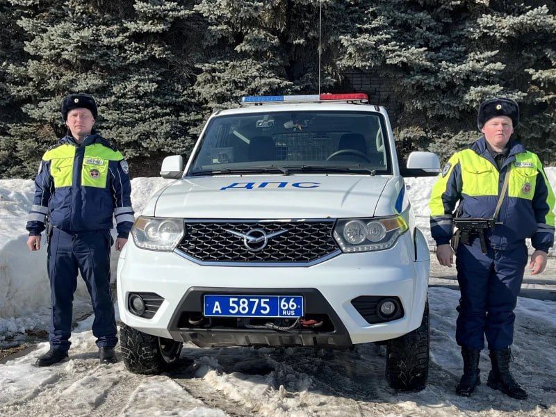 Помогли женщине с ребенком, застрявшим в снегу на переправе, сотрудники Госавтоинспекции в Свердловской области