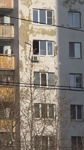 Спасатели поймали мужчину в белом халате, стоящего на краю окна на Эльмаше