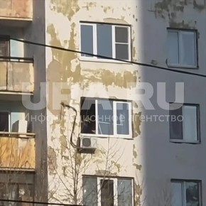 Стоял на краю окна и кричал что-то несвязное: сегодня днем в одной из многоэтажек Екатеринбурга прохожие заметили мужчину в белом халате