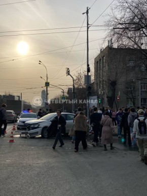 Девушку зажало машиной в жёстком ДТП на перекрёстке Малышева — Мира в Екатеринбурге