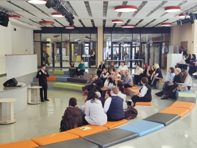 Как учителю эффективно обсудить с классом документальный фильм Андрея Медведева «Предательство»?