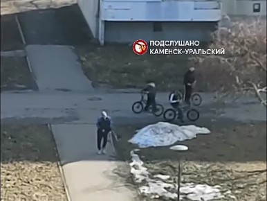 В Каменске-Уральском подростки издевались над инвалидом, бросая петарды под ноги