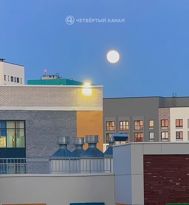 Для тех, кто сегодня очень устал — просто поднимите глаза к небу и посмотрите на Луну