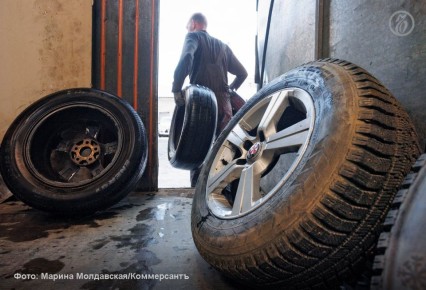 Свердловская ГИБДД призвала уральцев перенести замену зимних шин и отказаться от вождения мотоциклов до наступления устойчивых положительных температур в ночное время и полного льда на дорогах Среднего Урала