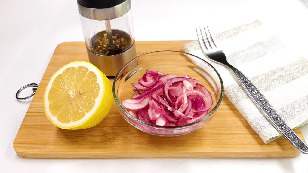 Как быстро и просто замариновать лук для идеального салата