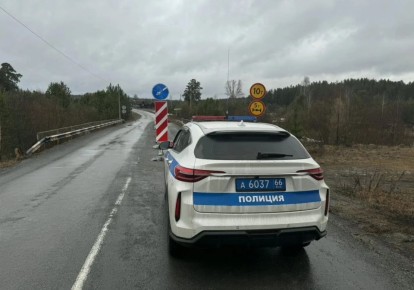 Свердловская полиция ограничила движение транспорта по мосту через реку Утка в поселке Перескачка под Первоуральском