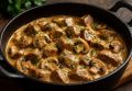 С волшебным ароматом: свинина с грибами и сметаной на сковороде