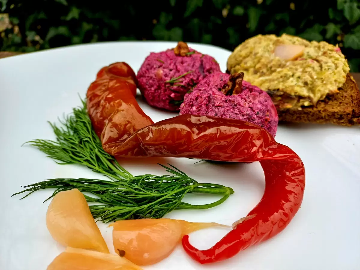 Овощные закуски в грузинском стиле: свекла и баклажаны