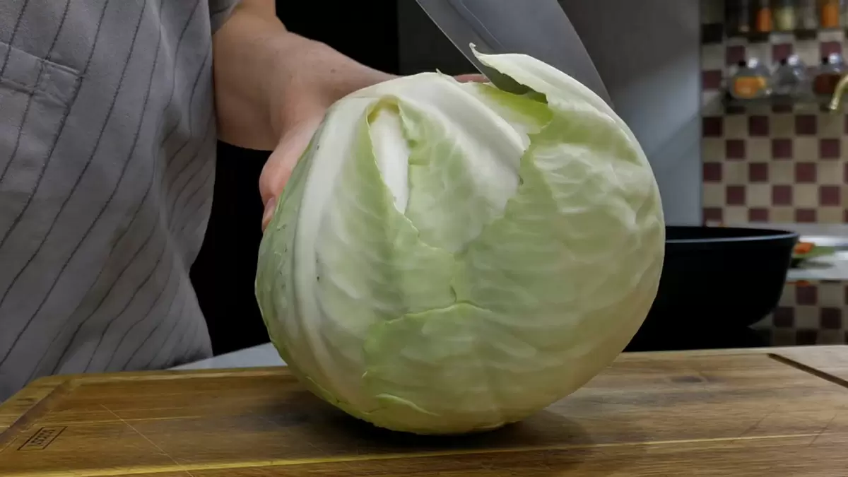 Капустная солянка без жарки: новый способ приготовить вкусное блюдо