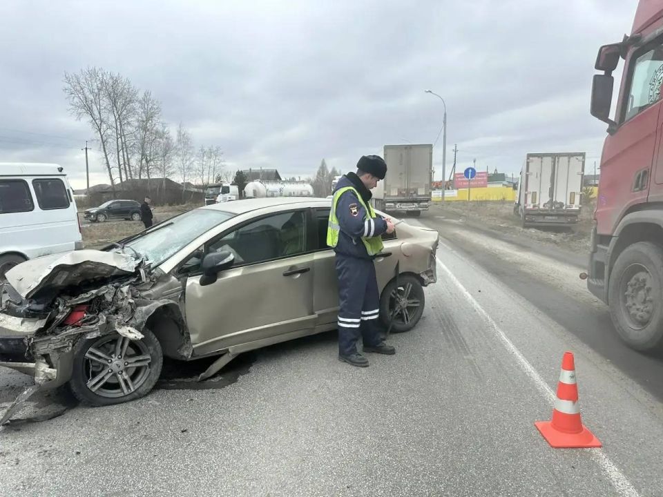 Госавтоинспекция информирует о затруднении движения на 39 км автодороги Екатеринбург-Тюмень Белоярского района в связи с массовым ДТП