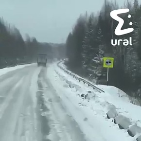 Трасса от Кушвы до Серова превратилась в каток из-за внезапного снегопада — аварии идут одна за одной